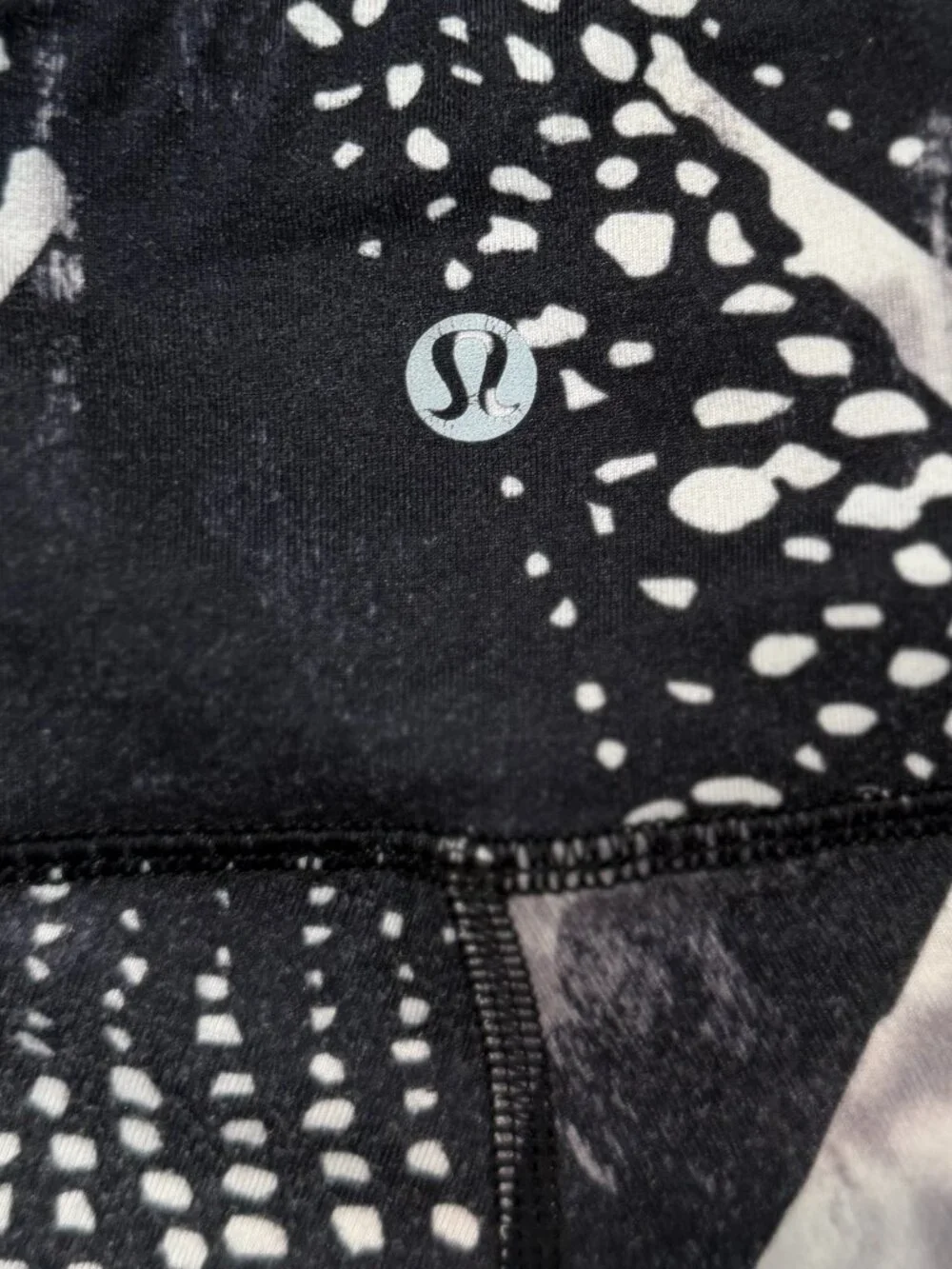 Lululemon Black, White & Gray Patterned Crop Leggings Size 2 - 22